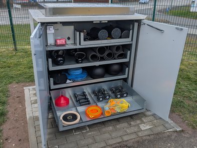 offene Sportbox mit Inhalt