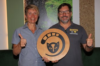 Alexandra und Manuel Decker mit den Logo der Nationalpark