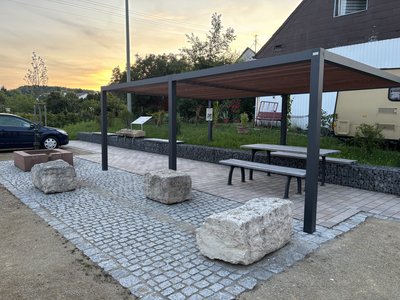 Ansicht Dorplatz Sötern mit Pergola und Sitzgruppe