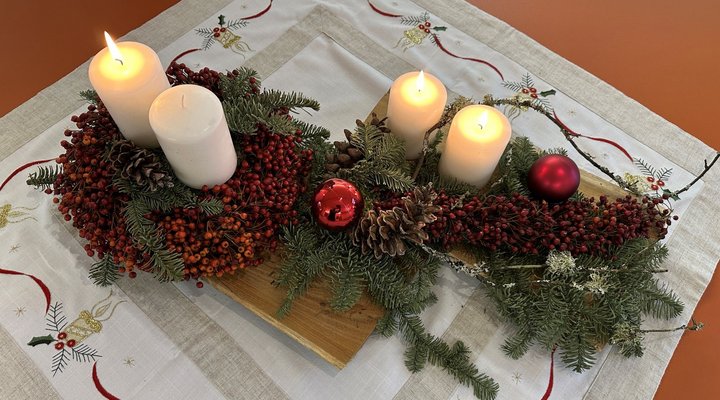 3 Kerzen auf dem Adventkranz brennen