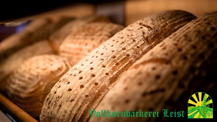 Brote und Logo der Vollkornbäckerei Leist