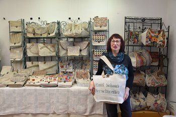 Bärbel Nix präsentiert ihre Leinentaschen in der Ausstellung