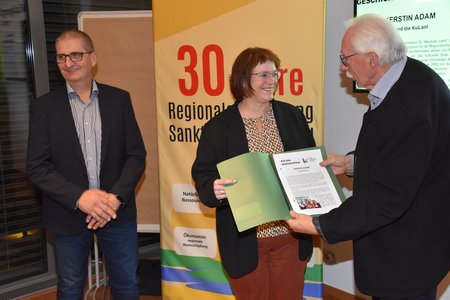 Werner Feldkamp überreicht Kerstin Adam die Urkunde