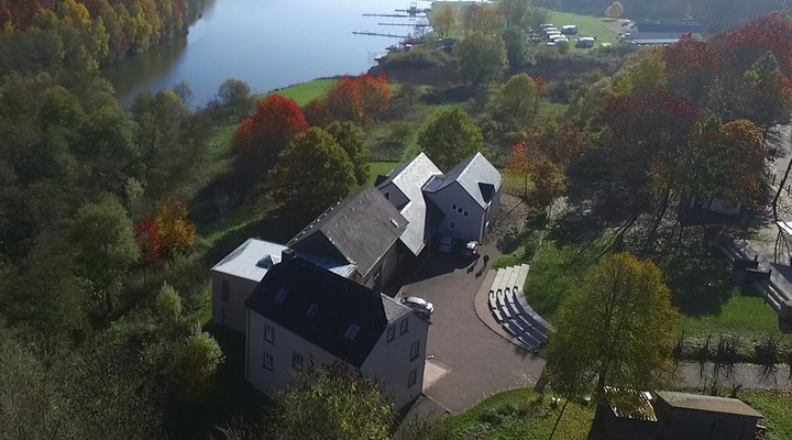 Blick von oben auf die Bosener Mühle und den Bostalsee