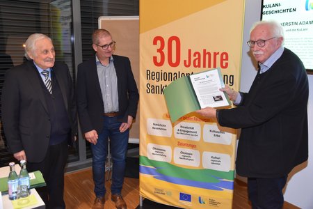 Werner Feldkamp überreicht Dr. Manfred Peter die Urkunde