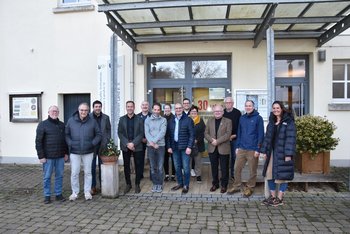 Vorstand der Kultur Landschafts Initiative vor der Geschäftsstelle