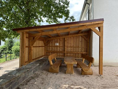 Überdachung und Sitzgarnitur auf dem Imweiler Platz in Oberthal