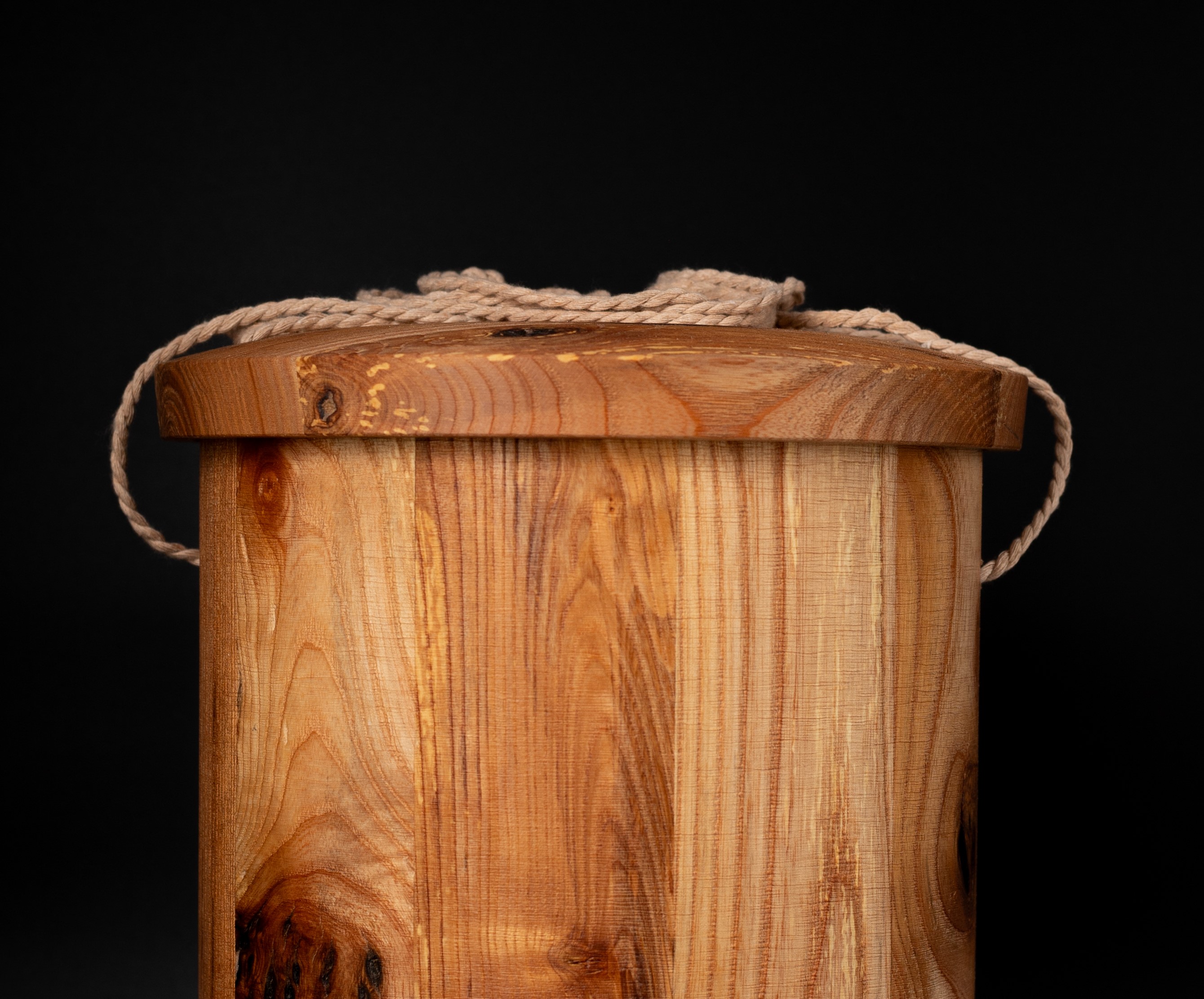 Urne aus Holz